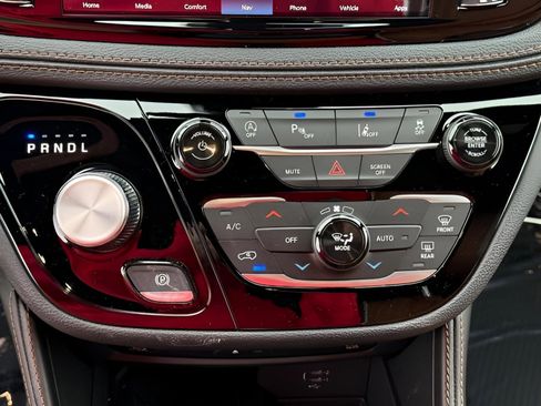 New 2026 Chrysler Pacifica Pinnacle image 24