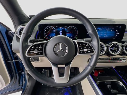 Used 2023 Mercedes-Benz GLB 250 w/ Premium Package image 11