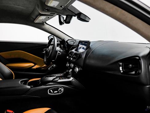 Used 2020 Aston Martin V8 Vantage Coupe image 38