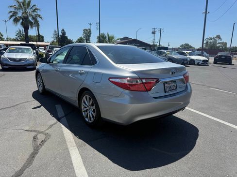 Used 2017 Toyota Camry XLE w/ Moonroof Package FWD image 5