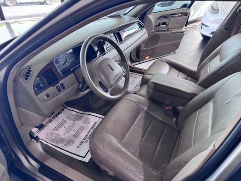 Used 2002 Lincoln Town Car Executive image 9