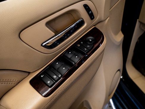 Used 2014 Cadillac Escalade Luxury image 28