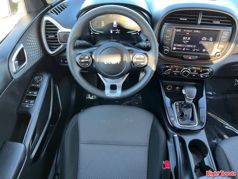 Used 2025 Kia Soul LX w/ LX Technology Package FWD image 16