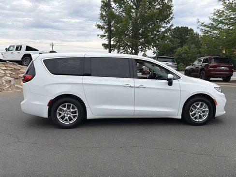 Used 2023 Chrysler Pacifica Touring-L FWD image 13