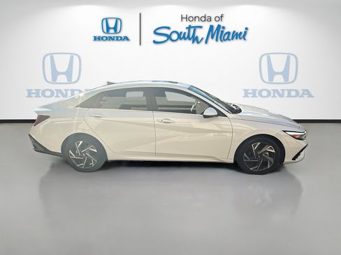 Used 2025 Hyundai Elantra SEL image 8