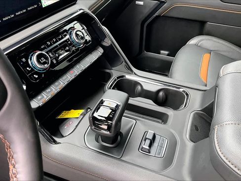 Used 2024 GMC Sierra 1500 AT4 w/ Technology Package AWD/4WD image 17
