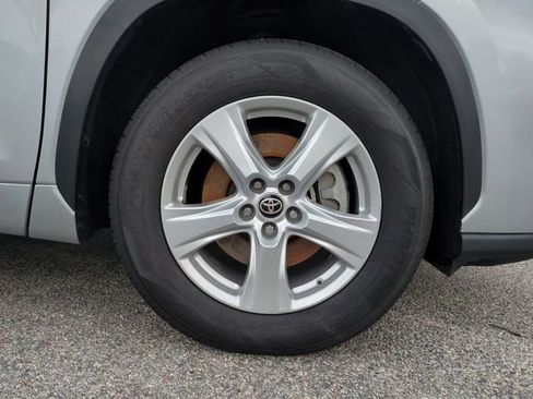 Used 2022 Toyota Highlander LE FWD image 11