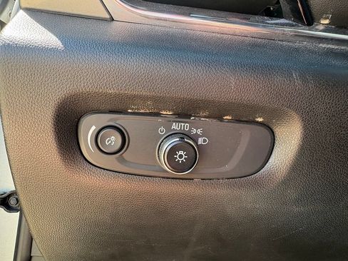 Used 2023 Chevrolet Traverse LT FWD image 13