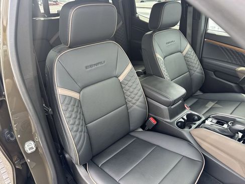 Used 2024 GMC Canyon Denali image 31