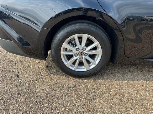 Used 2025 Toyota Camry LE image 5