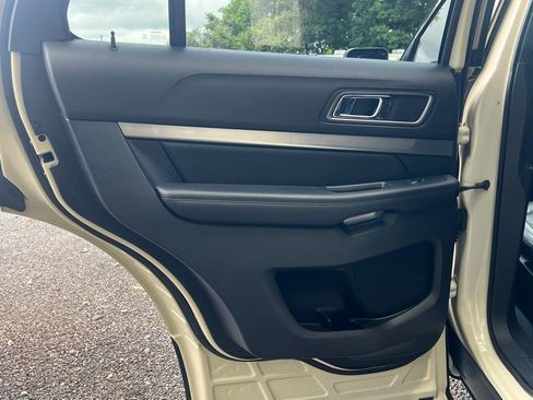Used 2018 Ford Explorer XLT w/ Equipment Group 202A AWD/4WD image 11