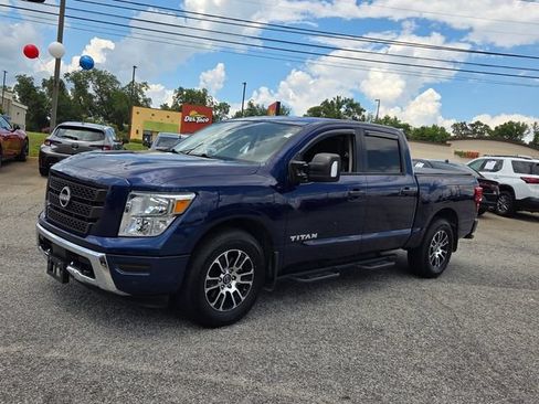 Used 2024 Nissan Titan SV w/ SV Convenience Package RWD image 3