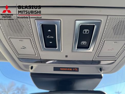 Used 2017 Jaguar XE Premium RWD image 30
