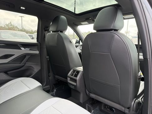 New 2026 Volkswagen Tiguan SE R-Line FWD image 18