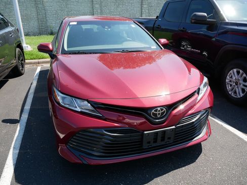 Used 2018 Toyota Camry LE FWD image 4