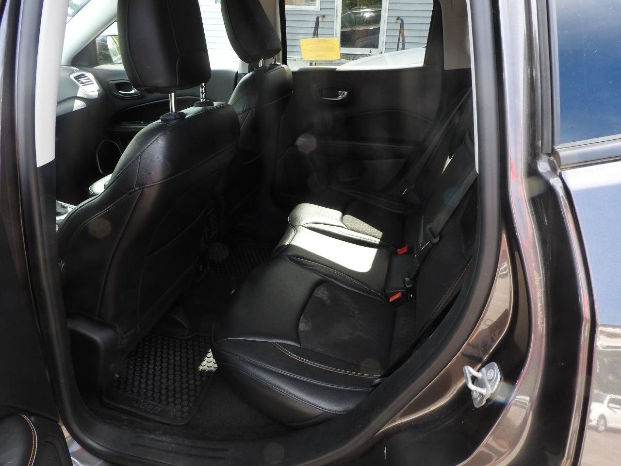 Used 2018 Jeep Compass Latitude w/ Cold Weather Group AWD/4WD image 9