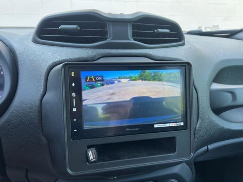 Used 2018 Jeep Renegade Altitude AWD/4WD image 19