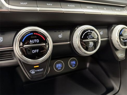 Used 2023 Genesis G70 2.0T image 30