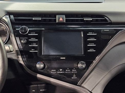 Used 2020 Toyota Camry SE image 16