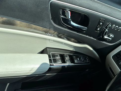 Used 2017 Kia K900 Luxury w/ VIP Plus Package RWD image 22