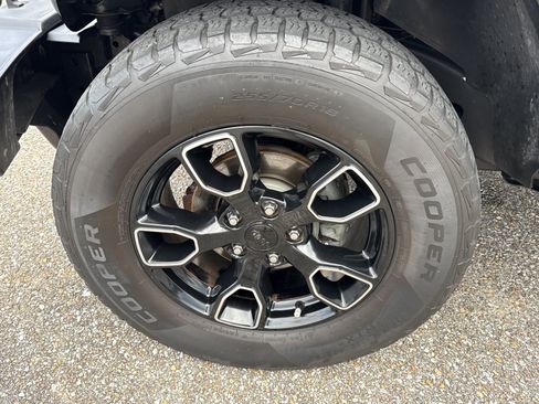 Used 2018 Jeep Wrangler Unlimited Sahara AWD/4WD image 10