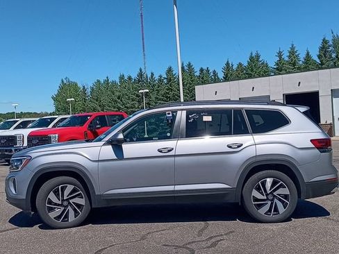 Used 2025 Volkswagen Atlas SE AWD/4WD image 2