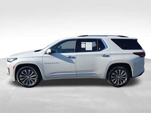 Used 2023 Chevrolet Traverse Premier FWD image 2