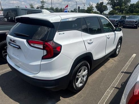 Used 2024 GMC Terrain SLE FWD image 17