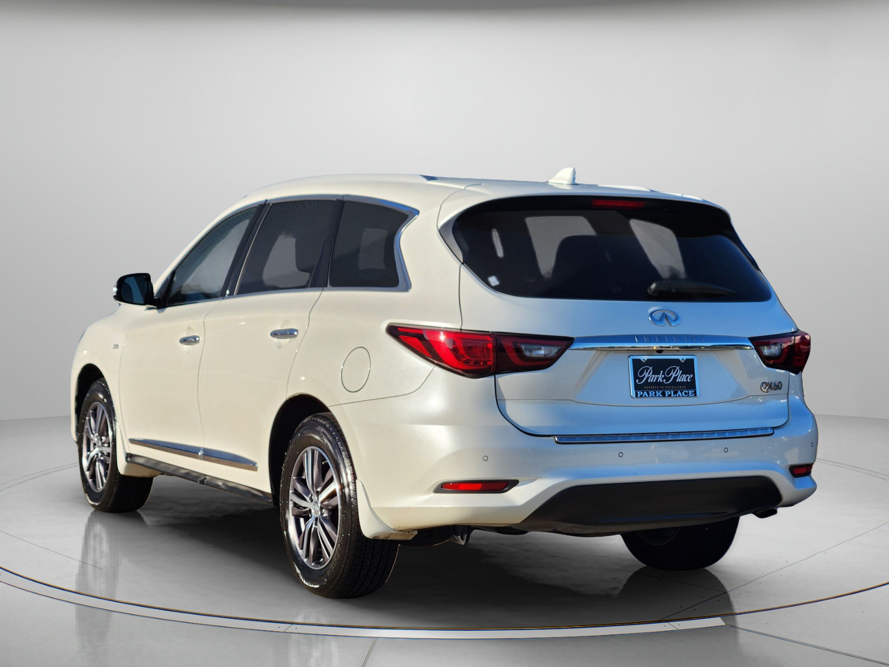 Used 2018 INFINITI QX60 Luxe w/ Premium Plus Package AWD/4WD image 3