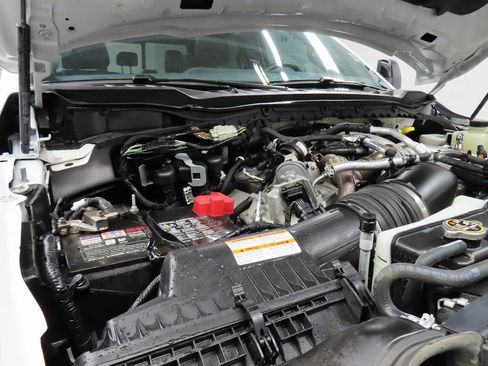 Used 2025 Ford F450 Platinum w/ FX4 Off-Road Package image 27