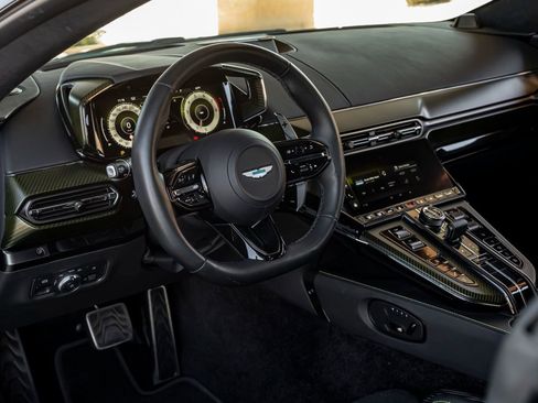 Used 2025 Aston Martin V8 Vantage Coupe image 3