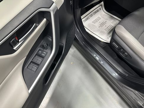 Used 2025 Toyota RAV4 XLE AWD/4WD image 9