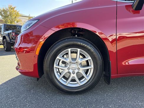 New 2026 Chrysler Pacifica Select image 10