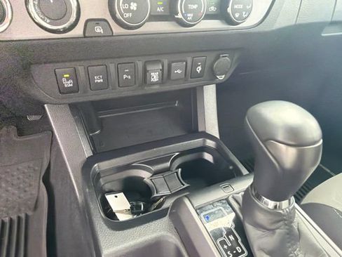Used 2020 Toyota Tacoma TRD Off-Road w/ Technology Package AWD/4WD image 28