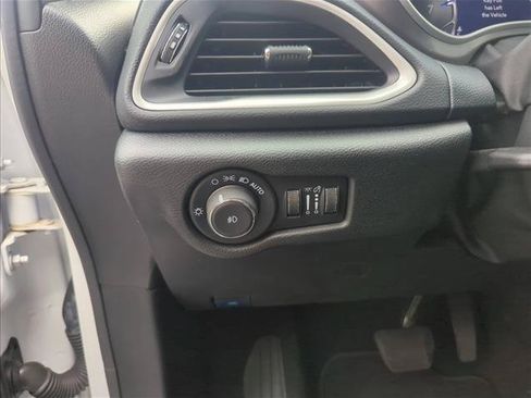 Used 2025 Chrysler Pacifica Select FWD image 10