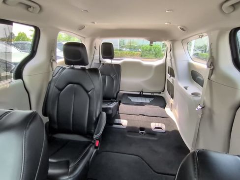 Used 2023 Chrysler Pacifica Touring-L FWD image 12