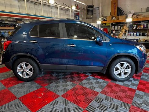 Used 2020 Chevrolet Trax LT w/ LT Convenience Package FWD image 8