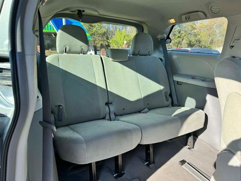 Used 2011 Toyota Sienna image 16