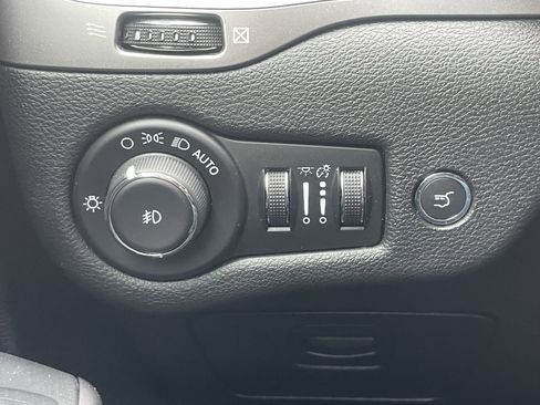 Used 2021 Jeep Cherokee Limited image 31