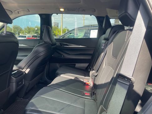 Used 2025 INFINITI QX60 Luxe w/ Vision Package FWD image 12