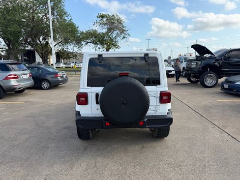 Used 2019 Jeep Wrangler Unlimited Sahara image 11