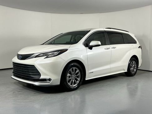 Used 2021 Toyota Sienna XLE image 3