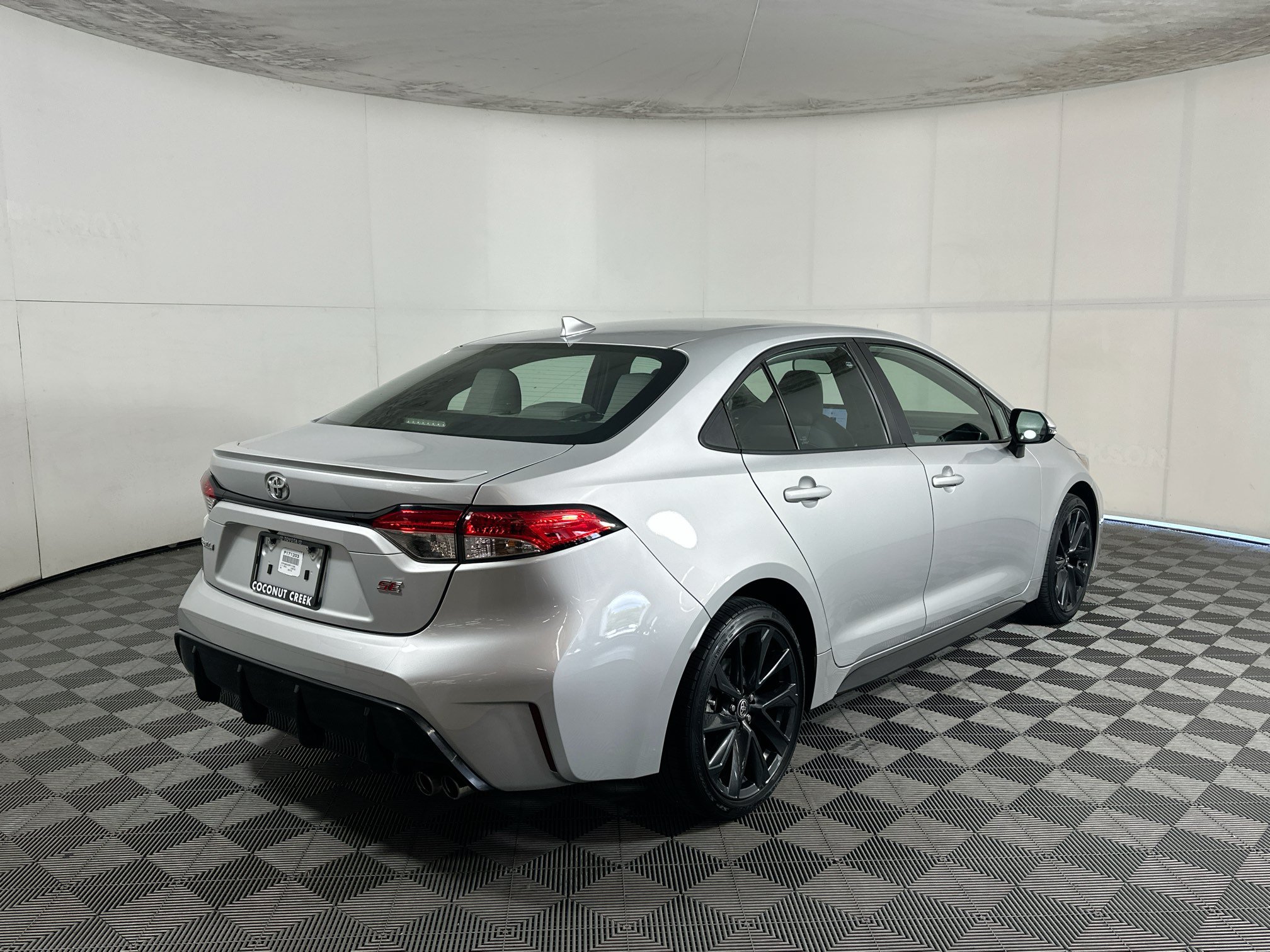 Used 2024 Toyota Corolla SE FWD image 3