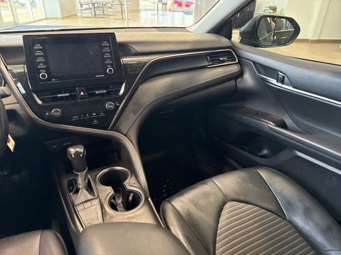 Used 2022 Toyota Camry SE image 19