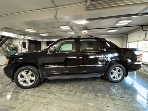 Used 2013 Chevrolet Avalanche LTZ image 6