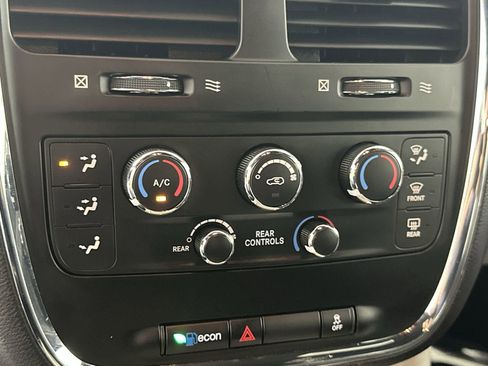 Used 2019 Dodge Grand Caravan SXT w/ Rear Park Assist Package FWD image 16