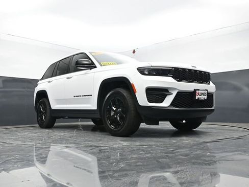 Used 2025 Jeep Grand Cherokee Altitude AWD/4WD image 43