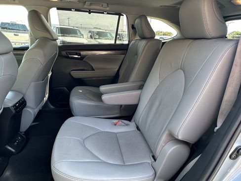 Used 2021 Toyota Highlander Platinum image 37
