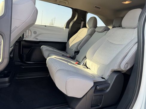 Used 2025 Toyota Sienna LE image 29
