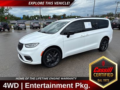 Used 2023 Chrysler Pacifica Limited w/ Uconnect Theater Family Group